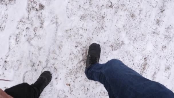 Пара Йде Снігу Разом Фокусом Ногах Землі Високоякісні Кадри — стокове відео