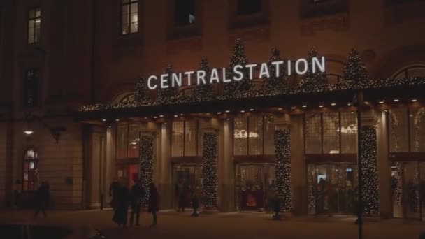 Estocolmo Suecia Diciembre 2022 Estación Central Exterior Por Noche Imágenes — Vídeo de stock