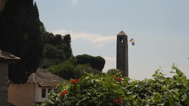 Πύργος Ρολογιού Και Βοσνιακή Σημαία Ποτσιτέλι Βοσνία Και Ερζεγοβίνη Υψηλής — Αρχείο Βίντεο