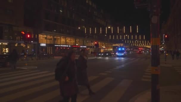 Estocolmo Suécia Dezembro 2022 Veículo Emergência Com Luzes Azuis Atravessa — Vídeo de Stock