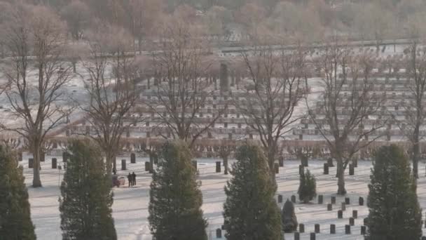 Cementerio Nevado Paisaje Invierno Ángulo Alto Plano Pan Imágenes Alta — Vídeos de Stock