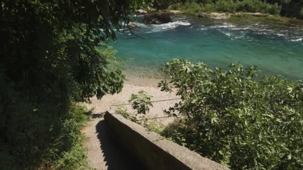 Turkuaz Mavi Suyu Neretva Nehri Bosna Hersek Hırvatistan Arasında Akıyor — Stok video