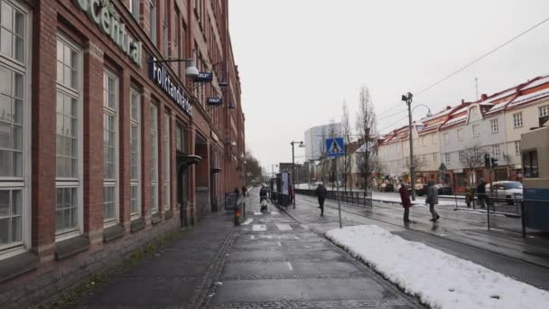 Göteborg Schweden Dezember 2022 Fußgänger Und Straßenbahnverkehr Bei Skf Winter — Stockvideo