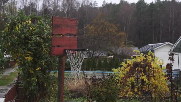 Eenzame Basketbalhok Koude Herfstdag Uitzoomen Achtertuin Basketbal Hoop Koude Herfstdag — Stockvideo
