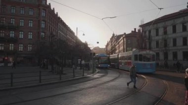 Göteborg, İsveç 23 Nisan Otobüs, Tramvay ve Yayalar, Jarntorget 'da Günbatımı. Yüksek kalite 4k görüntü