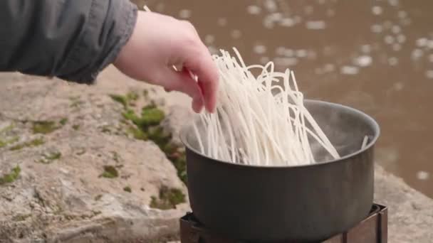 Cooking Rice Noodles Backpack Kitchen Next River Close High Quality — Vídeo de Stock