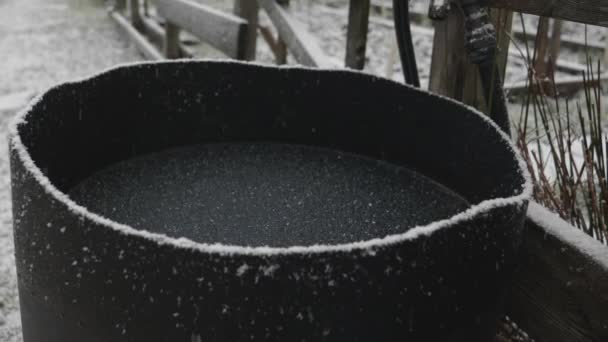 Śnieg Powoli Wpada Zamarzniętej Beczki Lodem Ogrodzie Wysokiej Jakości Materiał — Wideo stockowe
