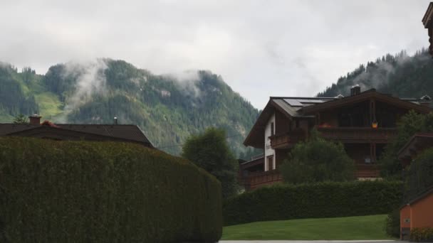 Αυστριακή Αγροτική Ενοικίαση Εξοχικών Κατοικιών Και Ομιχλώδες Φόντο Βουνό Υψηλής — Αρχείο Βίντεο