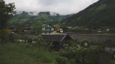Dorfgastein ve Foggy Peyzaj, Avusturya Kırsal Bölgesi, Kurucu Çekim. Yüksek kalite 4k görüntü