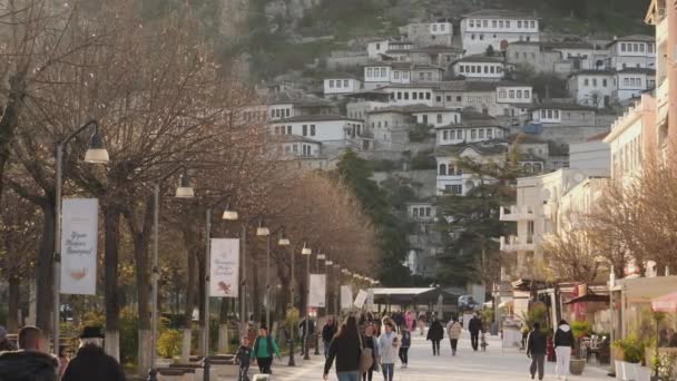 Berat Albania Mar 2022 Busy Main Street City Thousand Windows — стоковое видео