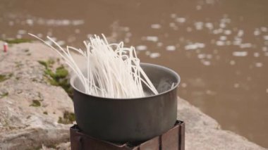 River 'ın yanında açık hava yemekleri, Kano Gezisinden Ayrıl, Yakın plan. Yüksek kalite 4k görüntü