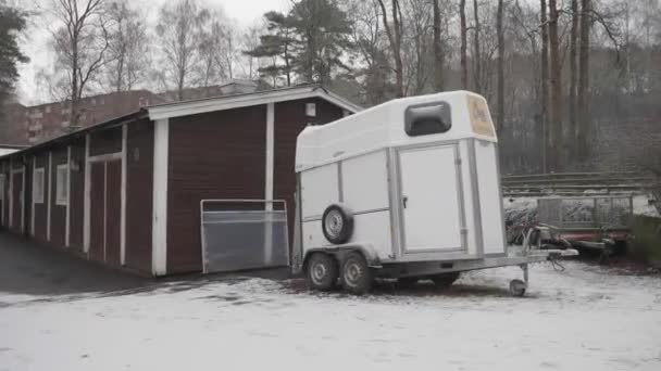 Τρέιλερ Αλόγων Σταθμευμένο Χειμώνα Dolly Υψηλής Ποιότητας Πλάνα — Αρχείο Βίντεο