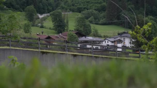 Modern Oostenrijks Dorp Achtergrond Groene Voorgrond Lage Hoek Hoge Kwaliteit — Stockvideo