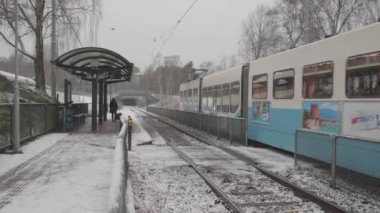 Göteborg, İsveç 14 Aralık 2022: Tramvay Kış Platformu 'ndan kalkıyor. Yüksek kalite 4k görüntü