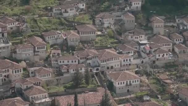ベラットの伝統的なアルバニア人の家 空中パンニングショット 高品質4K映像 — ストック動画