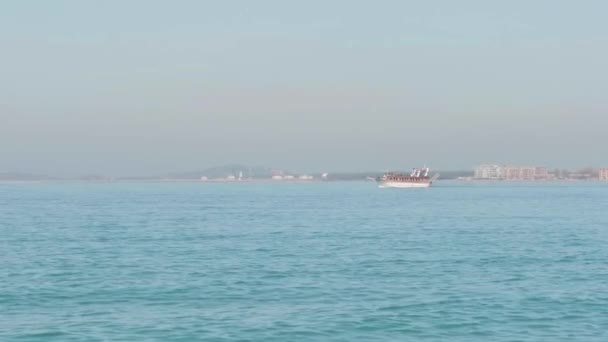 Tour Boat Albanian Riviera Calm Waters Wide Seascape Vlora Albania — ストック動画