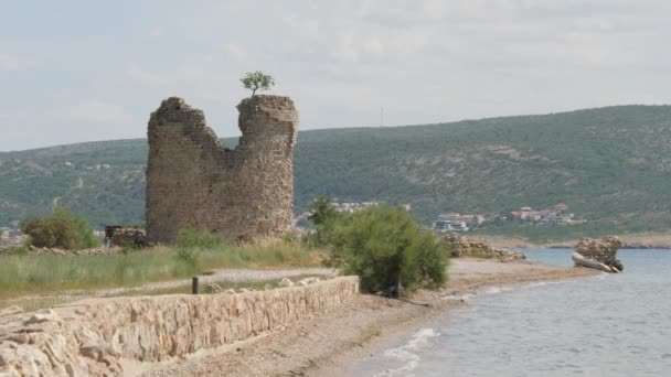Strand Oude Resten Van Tower Vecka Kula Starigrad Paklenica Kroatië — Stockvideo