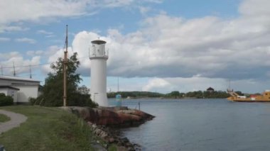 Karlskrona, İsveç 'te Deniz feneri ve Aspoleden Araba Feribotu. Yüksek kalite 4k görüntü