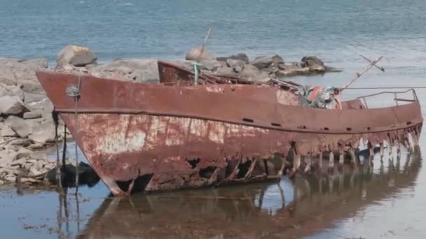 Small Old Rusty Fish Boat Shipwreck Shore High Quality Footage — Stock Video