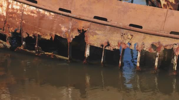 Oude Roestige Boot Schipbreuk Het Water Met Reflectie Medium Schot — Stockvideo