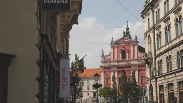 2022年6月4日 斯洛文尼亚卢布尔雅那 通往普雷塞伦广场和方济各会教堂的街道 高质量的4K镜头 — 图库视频影像