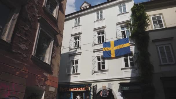 リュブリャナ スロベニア 2022年6月2日 スウェーデン対スウェーデンサッカーマッチ スウェーデンの建物の旗 高品質の4K映像 — ストック動画