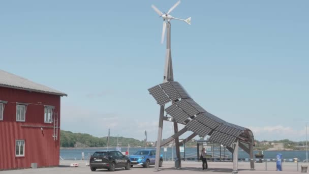 Karlskrona Szwecja Lipca 2023 Elektrownia Wiatrowa Słoneczna Dla Samochodów Ciężarowych — Wideo stockowe