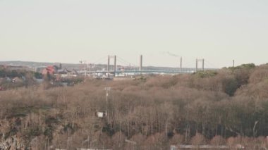 Alvsborg Köprüsü, Göteborg Botanik Bahçesi 'ndeki Viewing Point' ten çok uzakta görüldü. Yüksek kalite 4k görüntü