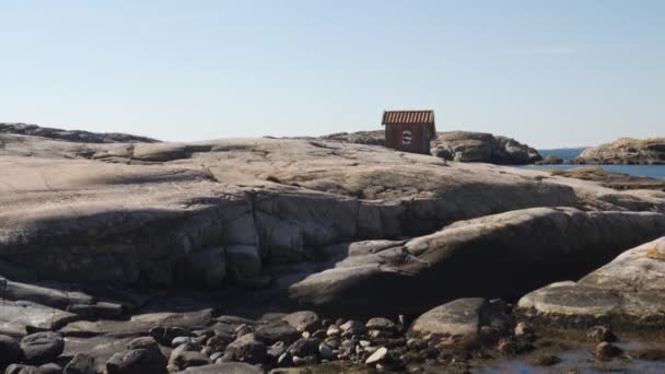 Lonely Coastal Shed Med Lifebuoy Vid Viast Rocky Shore Tilt — Stockvideo