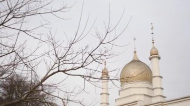 Folkets 'taki kültür merkezi Moriskan Malmö, İsveç' te park ediyor. Yüksek kalite 4k görüntü