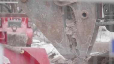 Kazı makinesi inşaat alanında beton eziyor. Yakından. Yüksek kalite 4k görüntü