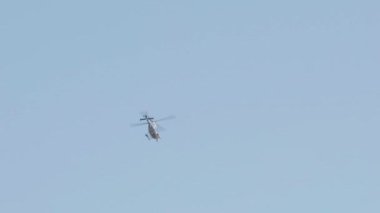 Polis helikopteri mavi gökyüzüne doğru hızla uçuyor ve uçuyor. Yüksek kalite 4k görüntü