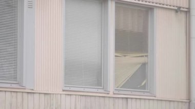Kırık jaluzili eski apartman penceresi, Mahalle Mahallesi manzarası, Yakın çekim. Yüksek kalite 4k görüntü