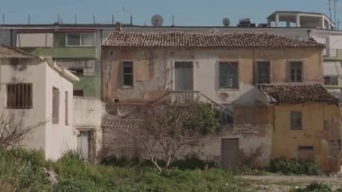 Geleneksel Eski Arnavut Evi hâlâ kentte, Pan vuruldu. Yüksek kalite 4k görüntü