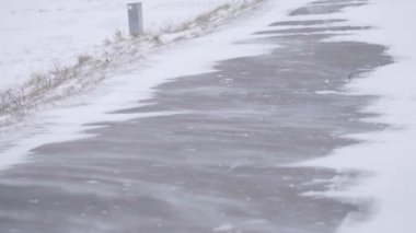 Asfalt 'ta Rüzgâr Hareketli Kar, Kış Meteoroloji Bölümü Yaklaş. Yüksek kalite 4k görüntü