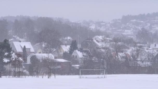 Ποδόσφαιρο Pitch Και Villa Περιοχή Χιονοπτώσεις Κατοικίες Γειτονιά Χειμώνα Υψηλής — Αρχείο Βίντεο