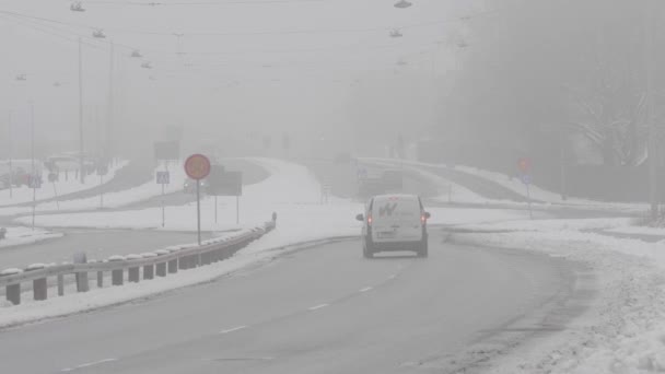 Göteborg Schweden Januar 2023 Autos Fahren Einem Nebligen Und Verschneiten — Stockvideo