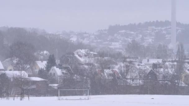 Heavy Snowfall Villa Buurt Een Heuvel Bestand Tegen Winter Weer — Stockvideo