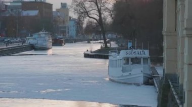 Uppsala Sweden - 12 Aralık 2022 Donmuş Fyris Nehri ve Eski Feribot. Yüksek kalite 4k görüntü