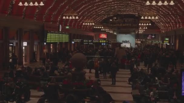 ストックホルム スウェーデン 2022年12月10日 夜間の遅延列車で混雑した駅 高品質の4K映像 — ストック動画