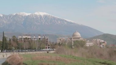 Arnavutluk 'un Berat kentinde Karlı Zirveli Kolombo Oteli' ne karşı, geniş açı. Yüksek kalite 4k görüntü