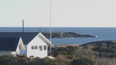Nordic Coastal Holiday House by the Sea, Timelapse, Wide Shot. Yüksek kalite 4k görüntü