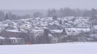 Kış Saati 'nde Villa Mahallesi, İsveç evleri, Pan vuruşu. Yüksek kalite 4k görüntü