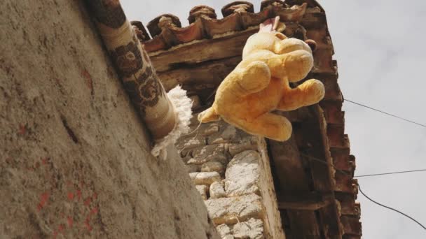 泰迪熊悬挂在阿尔巴尼亚的一所房子前 以防止邪恶的眼睛或鬼魂靠近 高质量的4K镜头 — 图库视频影像