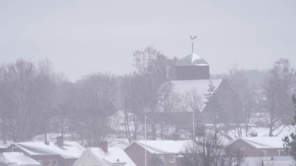 Pequeñas Villas Pueblo Iglesia Suecia Invierno Con Fuertes Nevadas Imágenes — Vídeos de Stock