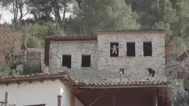 Teddy Beruang Tergantung Rumah Albania Keep Evil Eye Atau Spirit — Stok Video