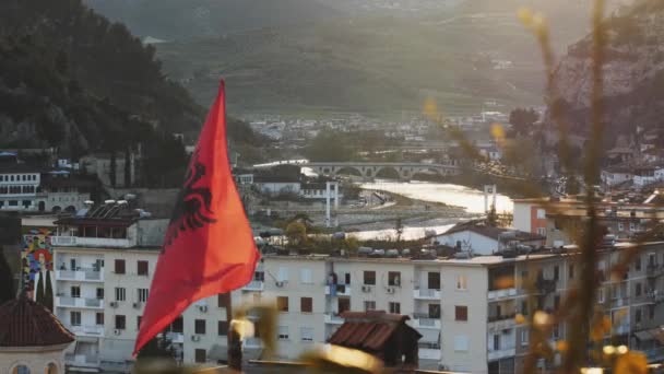Albanische Flagge Und Berat Stadt Und Flusslandschaft Bei Sonnenuntergang Aufnahme — Stockvideo