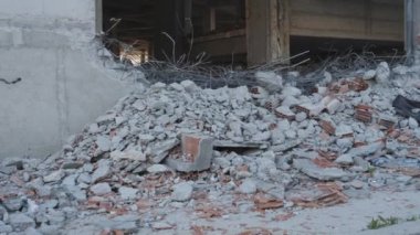 Yıkılmış beton duvar, tuğlalar ve yıkılan manzara, yıkım sahnesi. Yüksek kalite 4k görüntü