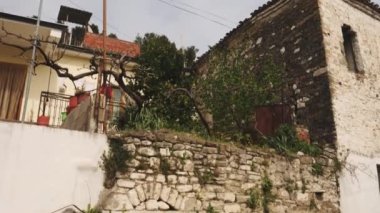 Arnavutluk 'ta Çok Eski Bir Ev Çevresine Yeni Binalar Yapıldı, Eğil. Yüksek kalite 4k görüntü