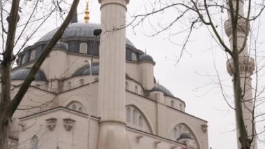 Arnavutluk 'taki Ulu Tiran Camii veya Namazgah Camii, Orta Yol' u vurdu. Yüksek kalite 4k görüntü